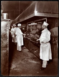 Chefs cozinhando no restaurante do Sherry, Nova York, 1902 (impressão de gelatina de prata)